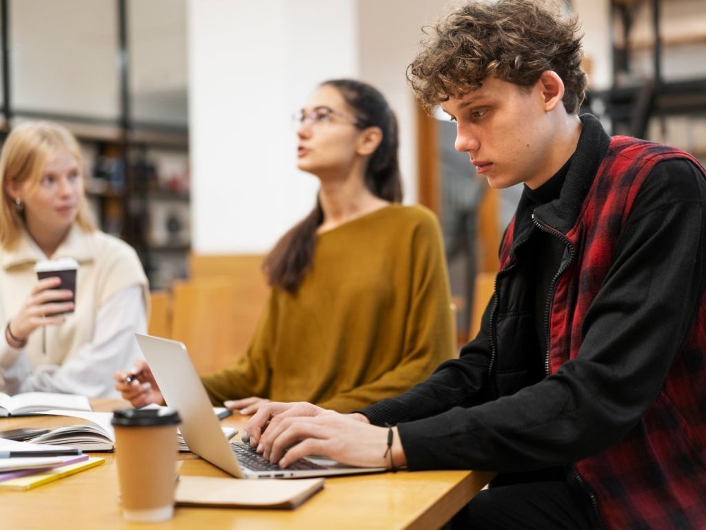 Photographie d'étudiants dans un amphithéatre